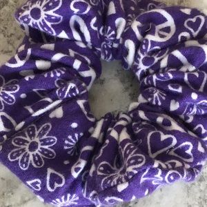 Piece flower child love hearts purple scrunchie